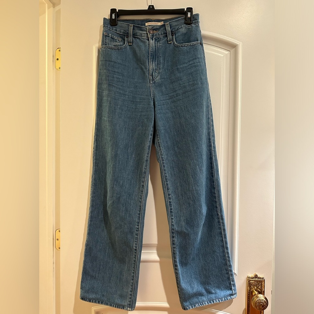 Levi’s high waisted baggy straight leg jeans in medium blue button and zipper